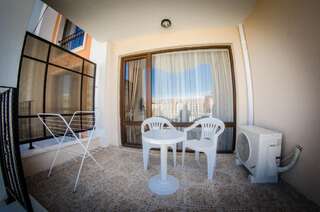 Курортные отели Premier Fort Beach Hotel Свети-Влас Семейный номер с балконом (2 взрослых + 1 ребенок)-9